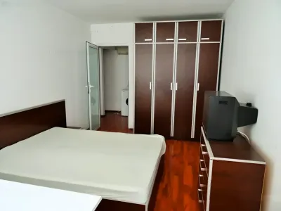inchiriere apartament Sector 1 București dormitor cu pat și tv